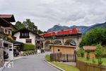 ÖBB 1116 173 und 1116 083 erreichen vor DGS 45141 (Reutte in Tirol - Innsbruck) die ersten Häuser von Mittenwald. (24.07.2020) <i>Foto: Zeno Pillmann</i>