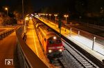 218 191 der Manuel Zimmermann Eisenbahndienstleistungen (Hellenhahn) mit Bauzug Bauz 92387 (Frankfurt Ost Gbf - Lorsbach) im nächtlichen Bahnhof Hofheim/Taunus. (21.04.2020) <i>Foto: Marvin Christ</i>
