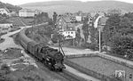 95 0023 mit P 18005 nach Sonneberg fährt in den Haltepunkt Oberlauscha ein. Obwohl der Haltepunkt in Sichtweite des Bahnhofs Lauscha lag, musste der Zug einen Umweg von fast 5 Kilometern fahren, um den Höhenunterschied von 120 m zu überwinden. (07.1977) <i>Foto: Burkhard Wollny</i>