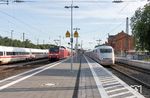 In Diepholz wird RE 14064 (Osnabrück - Bremen) von dem verspäteten ICE 926 nach Hamburg-Altona überholt. Links steht der Schrottzug nach Opladen mit 605 004. (30.07.2020) <i>Foto: Joachim Schmidt</i>