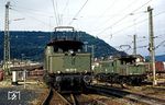 Der Sommer 1987 war der letzte Jahr für die Baureihe 194 im Schiebedienst auf der Geislinger Steige. Im Bahnhof Geislingen warten 194 112 und 194 181 auf den nächsten Einsatz. (01.08.1987) <i>Foto: Wolfgang Bügel</i>