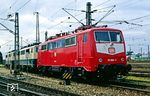 Die Baureihe 111 hat in ihrem über 30-jährigen Einsatz mehrere Farbvarianten erlebt. Bei Auslieferung wurde sie in der damals üblichen Farbgebung in ozeanblau-beige geliefert. Die der S-Bahn Rhein-Ruhr zugeteilten Maschinen 111 111 bis 111 188 wurden in der S-Bahn-Lackierung in reinorange (RAL 2004) und kieselgrau in Dienst gestellt. Das neue, rote Farbschema der DB wurde zunächst 1985 an zwei Münchener 111 (068 und 069) in mehreren Varianten getestet. Nach und nach wurden die ozeanblau/beigen Maschinen im Rahmen ihrer Hauptuntersuchungen in das Ende 1987 eingeführte orientrote Farbschema (RAL 3031) mit weißem Lätzchen als Kontrastfläche umlackiert. Dier erste war 111 068 am 15.10.1986. (01.08.1987) <i>Foto: Wolfgang Bügel</i>