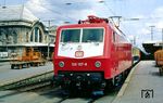 Die nagelneue 120 107 (Thyssen-Henschel/BBC) auf Erprobungsfahrt vor einem IC in Nürnberg Hbf. Abgenommen wurde die Lok erst 3 Monate später am 27.11.1987. Sie gehört zu den wenigen noch im Jahr 2020 im Einsatz befindlichen Loks der Baureihe 120 als 120 203 bei DB Regio, Region Nordost. (02.08.1987) <i>Foto: Wolfgang Bügel</i>