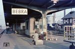 Bebra war lange Zeit einer der wichtigsten Eisenbahnknotenpunkte im deutschen Eisenbahnnetz. Bis zur Einweihung der Schnellfahrstrecke Hannover–Würzburg stemmte das Bw Bebra maßgeblich den Verkehr auf der vielbefahrenen Nord-Süd-Strecke. Die Schnellzugleistungen der in Bebra stationierten 01.10 sind bis heute legendär. Bebraer Lokomotiven fuhren bis Hamburg-Altona oder Bremen im Norden und Treuchtlingen sowie zeitweise München im Süden. Die in Bebra beheimatete 01 1056 fuhr im Juli 1956 fast 29.000 Kilometer, die höchste dokumentierte Monatslaufleistung einer Dampflok in Deutschland. Daneben war hier bis zu 47 Loks der Baureihe 44 (Öl) für den Güterzugdienst stationiert. Seit 1945 war Bebra auch Grenzbahnhof für Interzonenzüge in die DDR, sowie für die Transit- und Militärzüge der Westmächte nach West-Berlin. Hier fand das Umspannen auf die Erfurter Lokomotiven der Reichsbahn statt, zum Schluss bis zum Sommerfahrplan 1973 waren dies die Reko-Maschinen der Baureihe 01.5, von denen eine im Hintergrund im Bw-Bereich steht. Mit dem Ende der Dampflokzeit wurde der Lokwechsel nach Gerstungen/DDR verlegt. (01.1970) <i>Foto: Dieter Junker</i>