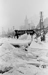 Der Februar 1956 gehörte zu den kältesten Monaten seit Beginn der Wetteraufzeichnungen in Deutschland und war sogar vielerorts der kälteste Einzelmonat überhaupt. Fast alle großen Flüsse waren nach den eisigen und oft klaren Nächten rasch zugefroren und führten schon nach wenigen Tagen Eisschollen. Vor allem der Rhein fror zu, wie es hier in Lorchhausen zu sehen ist. (02.1956) <i>Foto: Reinhold Palm</i>