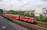 Neben der auffällig türkis/beige lackierten 111 174 von "DB-Gebrauchtzug" ist auch die eher farblos wirkende Mietlok 111 074 auf der RE 4-Linie im Einsatz, hier vor dem RE 10421 nach Dortmund in Wuppertal-Elberfeld. (17.08.2020) <i>Foto: Wolfgang Bügel</i>