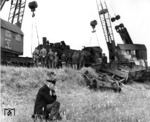 Bergung der nördlich von Minsk verunglückten 57 1020 (Bw Molodetschno) durch den Aufräumzug des Feldkommandos 2. (1943) <i>Foto: RVM (Below)</i>