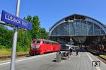 218 402 der Railssystems RP GmbH mit IC 2418 (Köln - Fehmarn-Burg) in Lübeck Hbf.  (17.07.2020) <i>Foto: Michael Hubrich</i>
