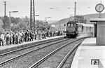 Recht diszipliniert erwarten die Schüler in Königsbach/Baden die Einfahrt des Personenzuges mit 144 081. (1983) <i>Foto: Karsten Risch</i>