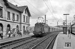 144 081 mit einem Personenzug nach Karlsruhe, der um die Mittagszeit hauptsächlich von Schülern genutzt wird, in Königsbach/Baden. Rechts wartet 144 084. (1983) <i>Foto: Karsten Risch</i>