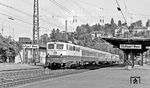 110 283 vom Bw Dortmund Bbf im Bahnhof Stuttgart West. Am 29. September 1985 wurde der planmäßige S-Bahn-Verkehr nach Stuttgart-Vaihingen und Böblingen aufgenommen. Gleichzeitig entfielen die Nahverkehrszüge auf der Strecke Stuttgart–Böblingen, sie wurden durch die Züge der S 1 ersetzt. Der Westbahnhof wurde damit entbehrlich und wurde nach über 100 Jahren für den Personenverkehr aufgelassen. Die weiterhin auf dieser Strecke verkehrenden Eil- und Schnellzüge passieren ihn wie bisher ohne Halt. Etwas länger hielt sich noch die Bedienung der Gleisanschlüsse im benachbarten Industriegebiet, diese wurden 1993 aufgegeben. 1993 wurden auch die beiden Stellwerke außer Betrieb genommen, seither ist der Westbahnhof unbesetzt. Der Bahnhof wird heute aus dem Stellwerk Stuttgart-Vaihingen fernbedient.  (1983) <i>Foto: Karsten Risch</i>