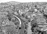 Eine 110 gewinnt mit einem Schnellzug auf der stetig ansteigenden Trasse entlang der Stuttgarter Innenstadt bis Stuttgart-Vaihingen knapp 200 Höhenmeter.  (1983) <i>Foto: Karsten Risch</i>