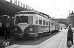 ET 60 der Köln-Bonner Eisenbahn (Westwaggon, Baujahr 1952) im alten Rheinuferbahnhof an der Bundesstraße 51 vor der Hohenzollernbrücke. (06.05.1963) <i>Foto: Helmut Röth</i>