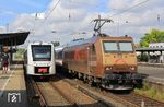 185 538 mit dem NX-Ersatzzug RB 32441 in Wuppertal-Oberbamen. Daneben steht VT 12.12.07, der als S 7 aus Remscheid unterwegs ist. (19.08.2020) <i>Foto: Wolfgang Bügel</i>