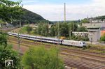 TXL 185 537 fährt mit RB 32446 aus Köln am Güterbahnhof von Wuppertal-Steinbeck und dem ehemaligen Elberfelder Zentralstellwerk "Ef" vorbei.  (20.08.2020) <i>Foto: Wolfgang Bügel</i>