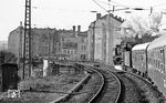 Hinter Dresden-Neustadt beschleunigt die 01 den D 924 in Höhe der heutigen S-Bahnstation Dresden-Bischofsplatz. (04.1977) <i>Foto: Burkhard Wollny</i>