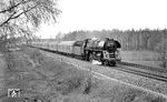 Nach der Gleisüberschreitungshilfe wurde der Fotostandpunkt für die Vorbeifahrt des "Pannonia-Express" mit der Ostberliner 01 1506 bei Golßen wieder eingenommen. (04.1977) <i>Foto: Burkhard Wollny</i>