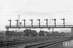 Morgendunst über der Südausfahrt des Rangierbahnhofs von Bebra. Neben zwei Rangierloks der Baureihe G 8.1 (BR 55.25) wartet 44 1551 auf die Übernahme eines Güterzuges. Der Rangierbahnhof wurde 1906 eröffnet, seine Blütezeit erlebte er nach der deutschen Teilung, als die Verkhersströme sich von der West-Ostrichtung in eine Nord-Südrichtung änderten. Nicht umsonst beherbergte das Bw Bebra bis in die 1960er Jahre bis zu 60 Güterzugloks der Baureihen 44 und 50. (1953) <i>Foto: Helmut Först</i>