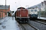 In Hann. Münden treffen 212 045 vor N 5559 aus Göttingen und 141 414 aufeinander, die den Zug nach Kassel übernehmen wird. (19.04.1980) <i>Foto: Prof. Dr. Willi Hager</i>