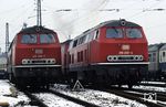 Zwei "Doppelnuller" in Nürnberg Hbf: 218 200 neben 218 300, die beide dem Bw Regensburg angehörten. (17.12.1983) <i>Foto: A. Wagner</i>