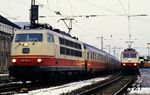 103 129 mit IC 120 "Blauer Enzian" (Klagenfurt - Braunschweig) und 120 004 vor IC 521 "Germania" nach München in Nürnberg Hbf. (17.12.1983) <i>Foto: A. Wagner</i>