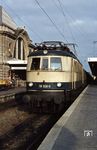 118 028 in der ungeliebten türkis/beigen Variante vor E 3237 nach München in Nürnberg Hbf. (26.10.1980) <i>Foto: A. Wagner</i>
