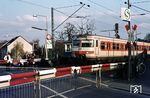 420 760 als S 1 nach Wiesbaden im Haltepunkt Frankfurt-Nied an dem heute aufgelassenen Bahnübergang der Oeserstraße, der durch eine Unterführung ersetzt wurde. (02.11.1980) <i>Foto: A. Wagner</i>