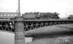 03 2214 fährt mit P 3807 über die Marienbrücke nach Dresden-Neustadt ein. Die Marienbrücke ist nach Maria Anna von Bayern benannt, der Gemahlin des sächsischen Königs Friedrich August II. (04.1977) <i>Foto: Burkhard Wollny</i>