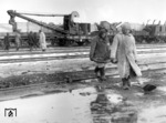 Frauen leisten Schwerarbeit beim Abtransport von Lokomotivasche in einem unbekannten Bahnhof Rußlands. (1943) <i>Foto: RVM (Bandelow)</i>