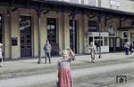 Abschied vor dem alten Empfangsgebäude Linzer Hauptbahnhof an der österreichischen Westbahn. Im Zweiten Weltkriegs wurde das Gebäude zu 70 % zerstört und bis 1954 wiederaufgebaut. 2004 wurde ein komplett neues Bahnhofsgebäude eröffnet. (1940) <i>Foto: Privatfoto</i>