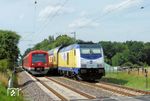 Zwischen Horneburg und Neukloster (Kr. Stade) begegnen sich 246 005 mit einem RE nach Cuxhaven und eine S-Bahn nach Pinneberg. (08.2015) <i>Foto: Benno Wiesmüller</i>