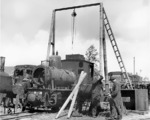 Unter primitiv wirkenden Bedingungen wird eine 750 mm Schmalspurlok der Reihe "Rt" im EAW Moisaküla in Estland repariert. Bei der Lok handelt es sich um eine 1926 von der Estnischen Staatsbahn übernommene Lok, die 1914 von Orenstein&Koppel gebaut wurde.  (1942) <i>Foto: RVM (Korte)</i>