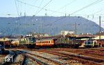 Während sich 194 126 im Bahnhof Geislingen als Schiebelok hinter den D 263 "Orient-Express" nach Bukarest gesetzt hat, fährt 150 162 von der Geislinger Steige kommend mit einem Dg nach Kornwestheim vorbei. (22.08.1987) <i>Foto: Wolfgang Bügel</i>