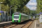 422 043 erreicht als S 34911 (Solingen - Dortmund) den Haltepunkt Solingen-Vogelpark. Rechts dieselt Abellio VT 12 12 02 als S 7 90168 (Düsseldorf Hbf - Remscheid-Lennep) davon. (31.08.2020) <i>Foto: Joachim Bügel</i>