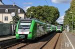 422 553 (links) als S 34915 (Solingen - Dortmund) und 422 044 als S 34884 (Düsseldorf - Solingen) im Haltepunkt Solingen-Vogelpark. (31.08.2020) <i>Foto: Joachim Bügel</i>