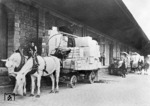 "Bestätterwagen" (das sind die örtlichen Rollfuhrunternehmer) an der Güterabfertigung in Rastatt. (1931) <i>Foto: RVM</i>