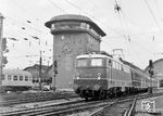 E 10 274 vom Bw Frankfurt/M-1 verlässt mit einem Schnellzug den Frankfurter Hauptbahnhof. (1964) <i>Foto: Reinhold Palm</i>