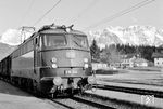 E 10 346 (Bw Nürnberg Hbf) vor der Kulisse des Karwendel im Bahnhof Klais, mit 933 Metern der höchste bayerische Bahnhof an einer Normalspurstrecke. (02.1968) <i>Foto: Reinhold Palm</i>