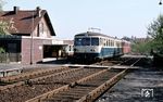 515 501 und 815 867 fahren als N 5571 in Groß Ellershausen auf der Strecke Göttingen - Hann. Münden ein. (12.05.1980) <i>Foto: Prof. Dr. Willi Hager</i>