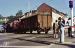 Eine 260 überquert mit einer Rangierfahrt vom Bahnhof Wuppertal-Loh zum Anschluss Schlachthof/WSW (- Hatzfeld) die Carnaper Straße in Wuppertal-Barmen. (1974) <i>Foto: Dieter Junker</i>