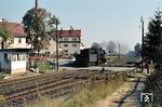 051 362 fährt aus Kulmbach kommend über den Bahnübergang an der Hauptsraße/Kulmbacher Straße im Bahnhof Mainleus. (10.1972) <i>Foto: Dieter Junker</i>