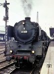 Zum Aufnahmezeitpunkt im Jahr 1961 gehörte 01 008 noch zum Bw Ludwigshafen. Am Vorweihnachtstag ist sie in Gleis 8 mit einem Schnellzug in Koblenz Hbf eingetroffen. (23.12.1961) <i>Foto: Manfred van Kampen</i>
