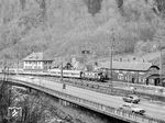 Ein Zug aus Freiburg erreicht mit einer 145 den Bahnhof Hirschsprung. (1978) <i>Foto: Karsten Risch</i>