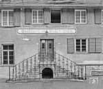 Das Gasthaus zum Adler - alte Post in Posthalde, Hausnummer 85 direkt zwischen B 31 und Höllentalbahn hatte unbestritten die besten Zeiten schon hinter sich. Trotzdem sah sich der Besitzer genötigt, ein Hinweis an der Tür anzubringen, dass hier "kein Gasthaus" mehr existiert. (1978) <i>Foto: Karsten Risch</i>