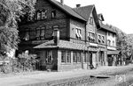 Der Bahnhof (Ludwigshafen-) Rheingönheim an der Strecke nach Schifferstadt, dessen Empfangsgebäude auch schon längst Geschichte ist. (1962) <i>Foto: BD Mainz, Slg. W. Löckel</i>