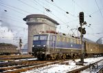 E 10 160 (Bw Frankfurt/M-1) verlässt mit einem Schnellzug den Frankfurter Hauptbahnhof. (01.1958) <i>Foto: Reinhold Palm</i>