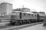 E 18 18 wurde am 20. August 1936 fabrikneu an das Bw München Hbf ausgeliefert und gehörte auch 24 Jahre später zum Zeitpunkt der Aufnahme in Augsburg Hbf dem Bw an. (18.05.1960) <i>Foto: Helmut Röth</i>