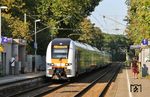 Auch der RRX 91575 von Köln/Bonn-Flughafen nach Duisburg Hbf (abweichend) hatte auf der S-Bahnstrecke Solingen - Hilden in Solingen-Vogelpark eigentlich nichts zu suchen.  (12.09.2020) <i>Foto: Joachim Bügel</i>
