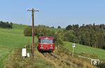 798 706 passiert als erster Zug am Samstagmorgen nach Freyung einen Feldweg-BÜ bei Hauzenberg zwischen Röhrnbach und Waldkirchen. Die tiefstehende Sonne spiegelt sich in der silbern lackierten Rückseite eines alten Blechsprechkastens. (12.09.2020) <i>Foto: Ralf Opalka</i>