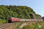 Auch der IC 118 aus Innsbruck absolvierte am 13. September 2020 seine letzte dieselbespannte Leistung nach Stuttgart. Unspektakulär und ohne den üblichen Abschieds-Schnickschnack rollen 218 456 und 218 484 die Geislinger Steige hinab. (13.09.2020) <i>Foto: Joachim Bügel</i>